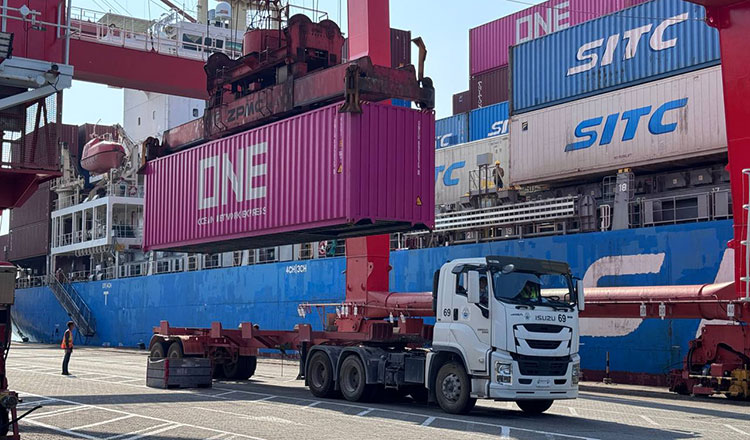Trade persists between Cambodia, Thailand despite border halt